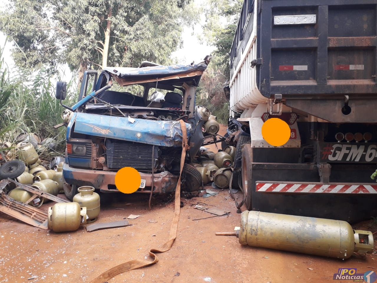 Caminhões batem de frente na estrada de Bonsucesso e motorista é