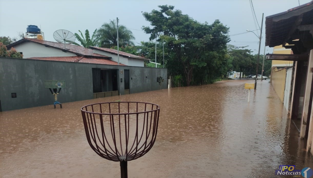 Chuva Faz C Rrego Transbordar E Inunda Casas Em Presidente Oleg Rio P