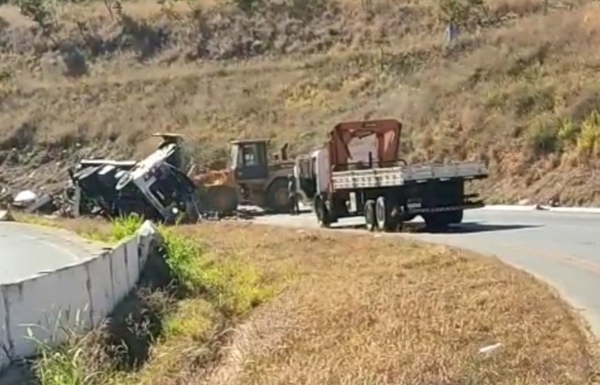 Caminh O Perde O Freio Na Serra Da Catiara Na Br Capota E Espalha