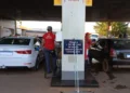 Petrobras reduz preço da gasolina em 4,9% a partir de terça-feira