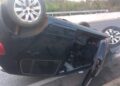 Condutora capota carro e acaba presa por embriaguez ao volante, em Patos de Minas