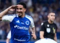 Cruzeiro segura pressão, bate Fortaleza e volta a vencer no Brasileirão