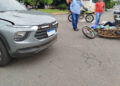 Motorista avança parada e motociclista acaba ferido em acidente no centro de Presidente Olegário