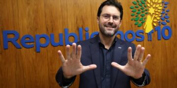 De olho na eleição, prefeito Falcão se filia ao Republicanos e movimenta o tabuleiro político em Minas