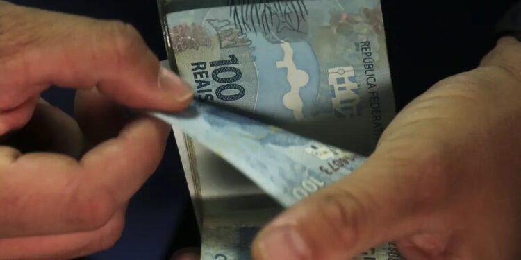 Governo federal propõe salário mínimo de R$ 1.717 para 2027