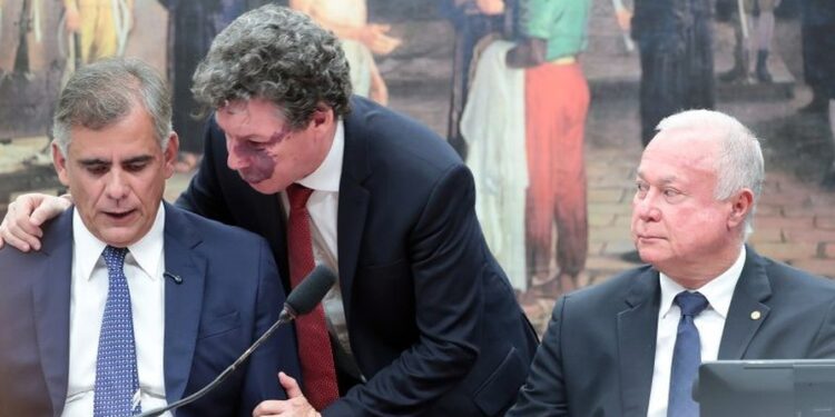 Leur Lomanto Jr; Reginaldo Lopes, autor de uma das propostas, e Paulo Azi, relator Fonte: Agência Câmara de Notícias