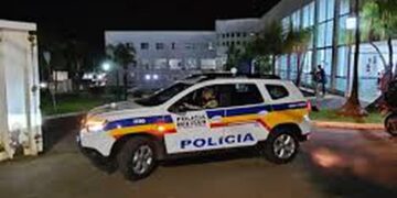 Homem é preso após agredir esposa na frente dos filhos durante volta de festa de aniversário em Patos de Minas