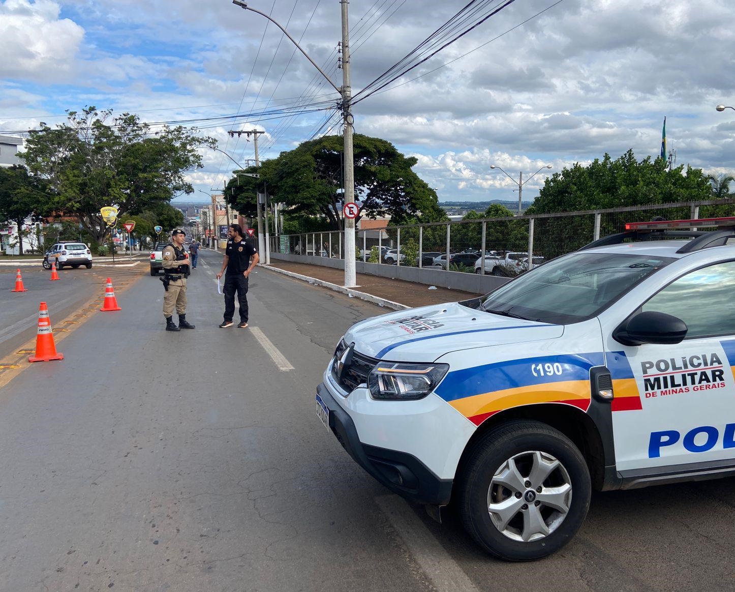Motociclista de 21 anos morre ao tentar desviar de cão e bater em poste; adolescente ficou ferido