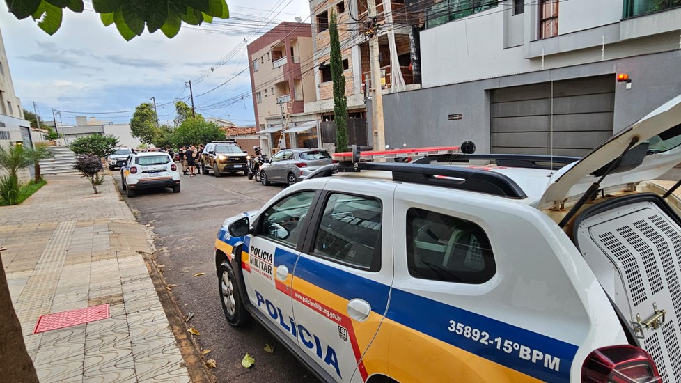 Operação da PM termina com suspeito morto, dois presos e cinco armas apreendidas em Patos de Minas