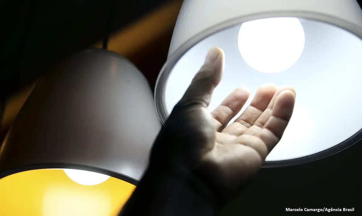 Aneel aprova regras para baratear contas de luz de consumidores