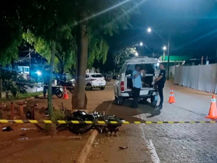 Passageira de moto morre após condutora com sintomas de embriaguez perder o controle e bater em árvore