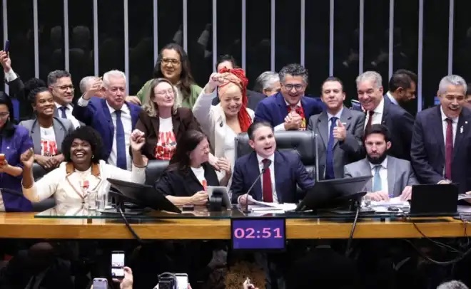 Câmara dos Deputados aprova projeto que acaba com a escala 6×1