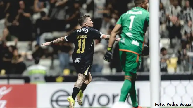 Bernard decide, Atlético vence Puerto Cabello e avança às oitavas da Sula