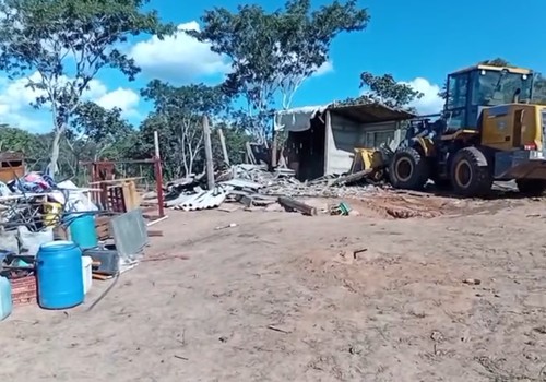 Imagens mostram máquinas derrubando casas de famílias de sem-terra em Presidente Olegário
