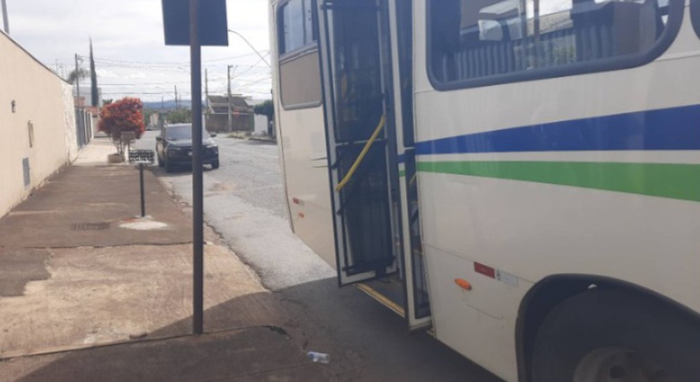 Idosa de 72 anos cai ao descer de ônibus em Patos de Minas e é socorrida pelo SAMU
