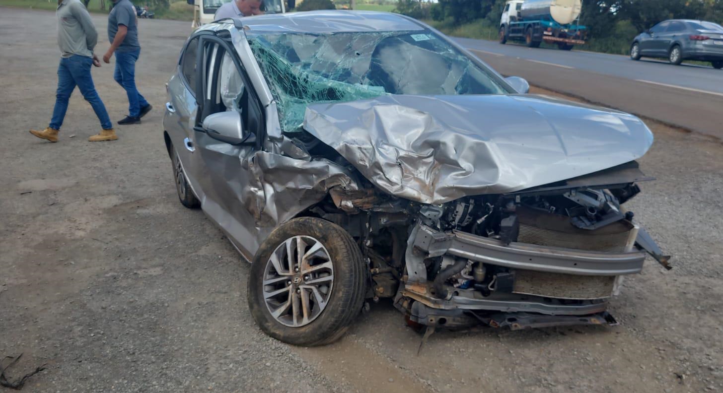 Carro e caminhonete batem de frente e motoristas ficam feridos na BR352