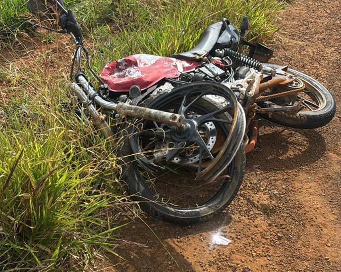 Jovem de 20 anos morre em violenta batida entre moto e carro na Estrada de Monjolinho