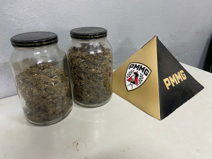 Após denúncia de violência doméstica, polícia encontra potes com maconha e prende homem em Patos de Minas
