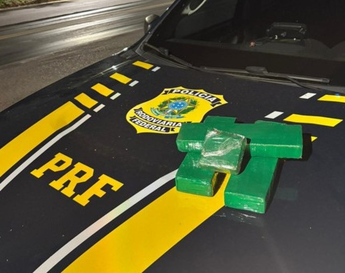 PRF encontra tabletes de maconha escondidos em porta-malas de veículo e prende motorista na BR-365