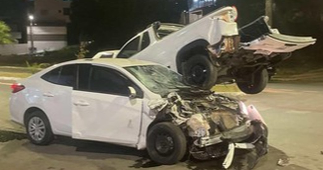 Impressionante! Carro vai parar debaixo de pick-up após violenta batida em Patos de Minas