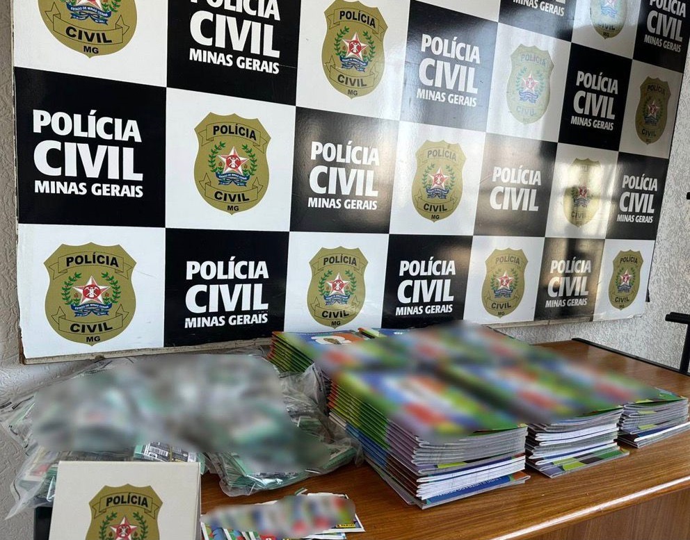 Operação Álbum Fantasma da Polícia Civil apreende figurinhas da copa suspeitas de falsificação