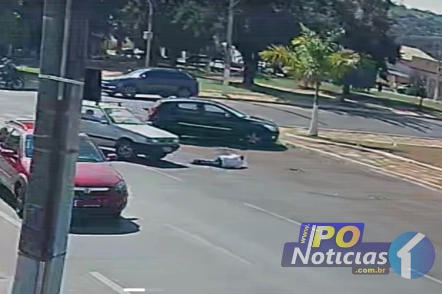 VEJA O VÍDEO: Carro desgovernado derruba idoso e quase provoca acidente no centro de Presidente Olegário