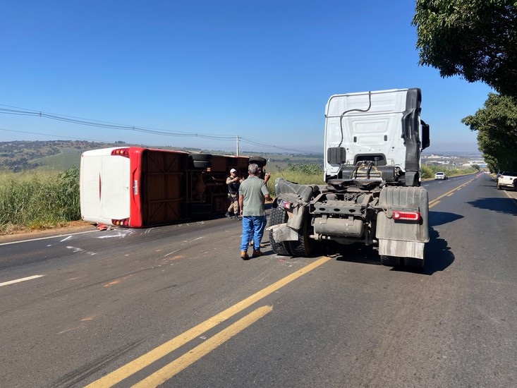 Micro-ônibus tomba após bater na traseira de cavalo mecânico na MGC-354 em Patos de Minas
