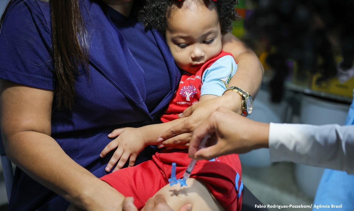 Crianças com 4 anos devem receber mais uma dose da vacina contra pólio