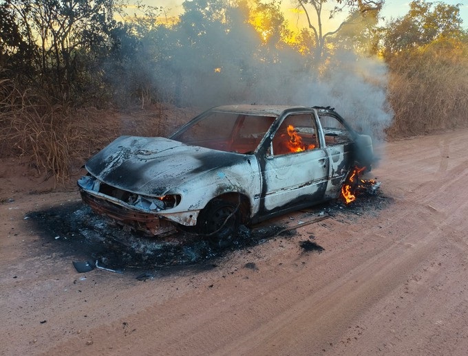 Carro é destruído por incêndio e mobiliza Corpo de Bombeiros na Estrada dos 30 Paus, em Patos de Minas