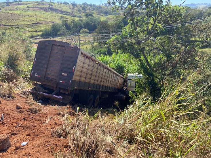 Caminhões descem ribanceira na MGC354, em Patos de Minas; mulher foi socorrida pro hospital