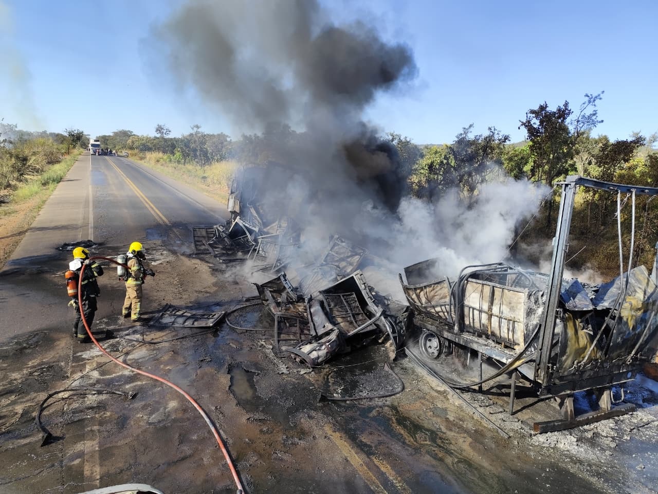 Caminhão pega fogo e provoca interdição total na BR365, entre Patos de Minas e Patrocínio