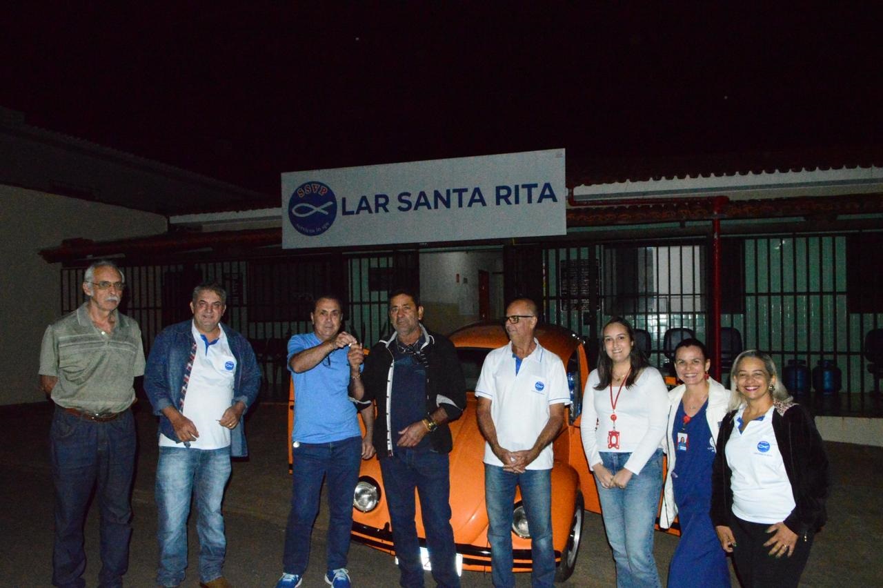 Fusca do Arraiá Beneficente do Lar Santa Rita é entregue ao ganhador em Presidente Olegário