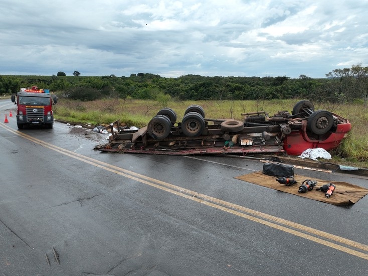 Caminhão carregado com açúcar capota perto de Catiara e motorista morre preso às ferragens na BR 146