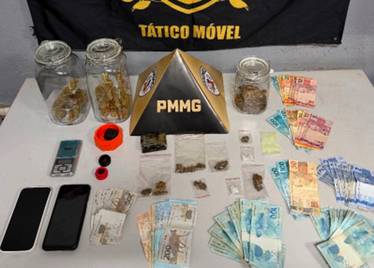 Operação da PM encontra dinheiro até dentro de bíblia e prende irmãos com drogas e mais de R$5 mil