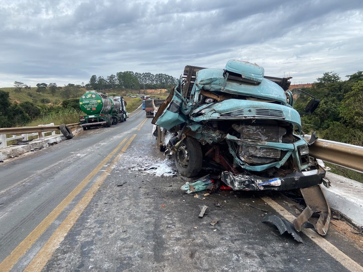 Motorista perde controle de caminhão e provoca acidente com 5 veículos, na BR365; duas pessoas ficaram feridas