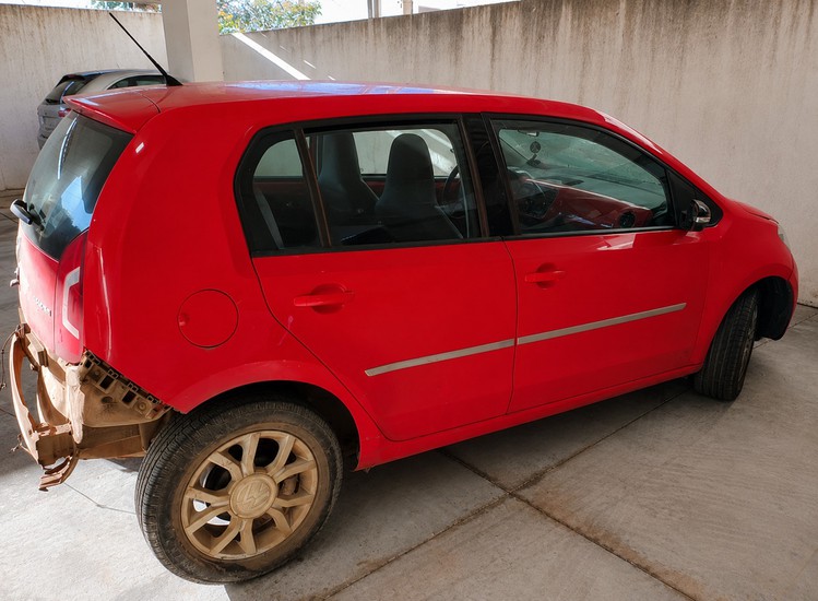 Motorista embriagado foge após bater em motoneta, atinge árvore e acaba preso em condomínio