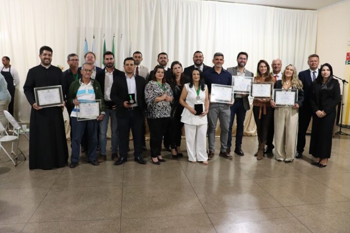 Em Reunião Solene, Câmara Municipal entrega Títulos de Cidadão Olegariense e Medalhas de Mérito Legislativo