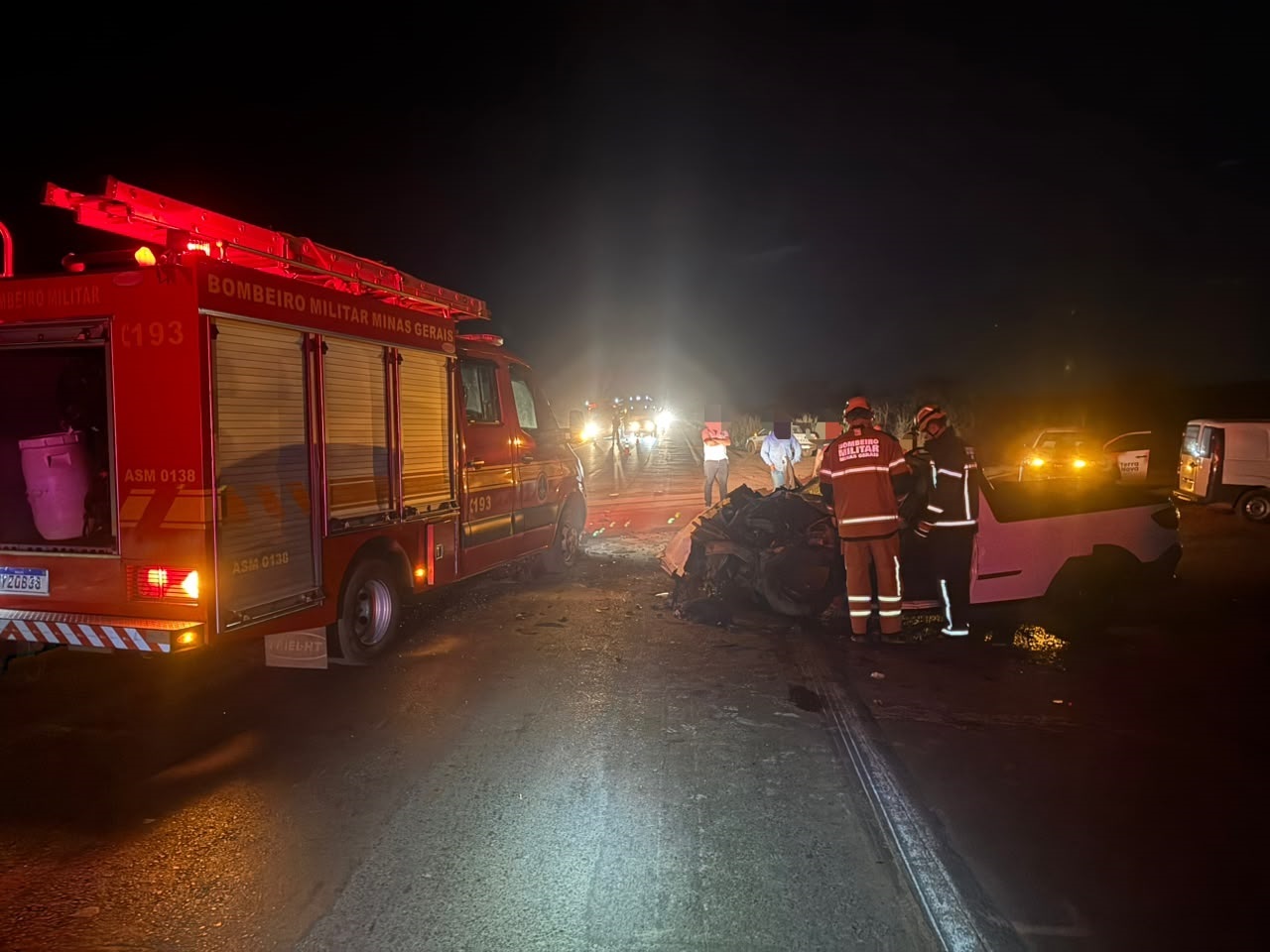 Motorista fica preso às ferragens após grave acidente na BR-365 e mobiliza Corpo de Bombeiros