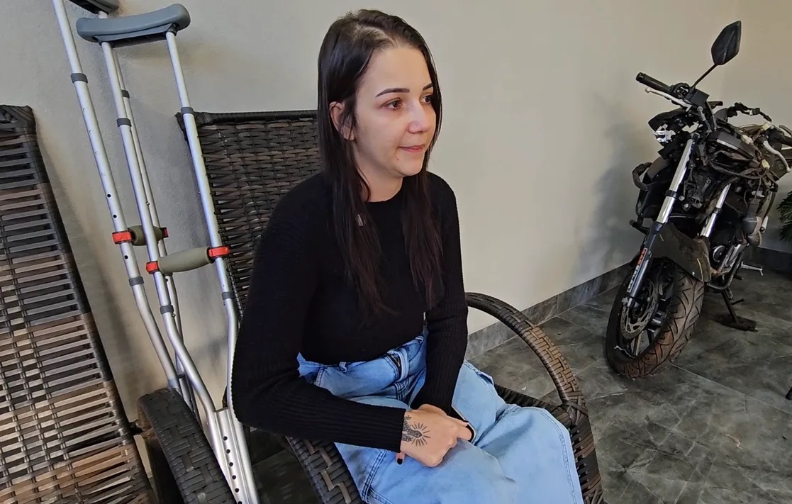 Mulher que teve perna amputada após acidente em Patos de Minas busca ajuda para comprar prótese