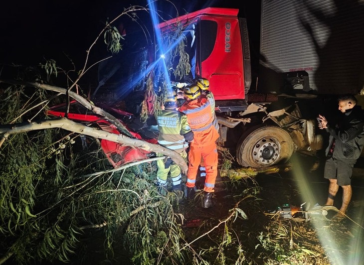Batida entre caminhão e veículo de passeio deixa feridos na BR 354 e mobiliza bombeiros e Samu