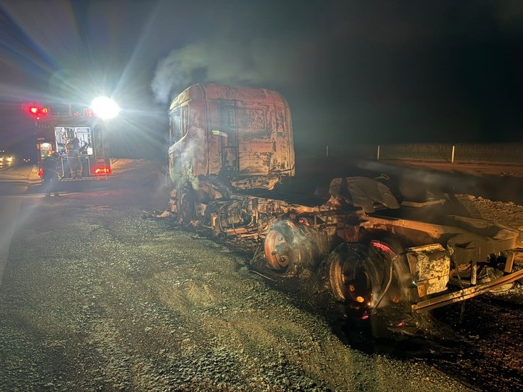 Caminhão é destruído por incêndio na BR-365 em Varjão de Minas; carga de madeira é salva após ação rápida do motorista