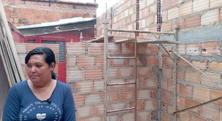Mãe de filhas cegas e com autismo pede apoio da população de Lagoa Formosa para reconstruir casa destruída por incêndio