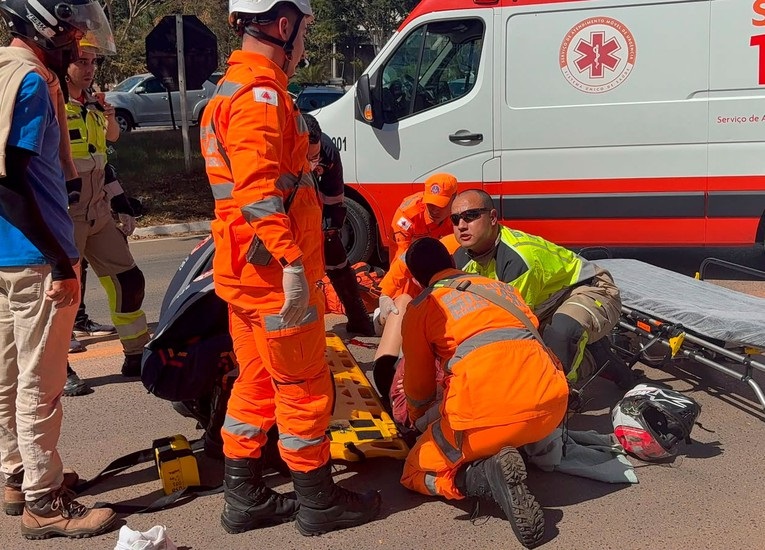 Jovem motociclista sofre fratura exposta em acidente com carro na avenida J.K