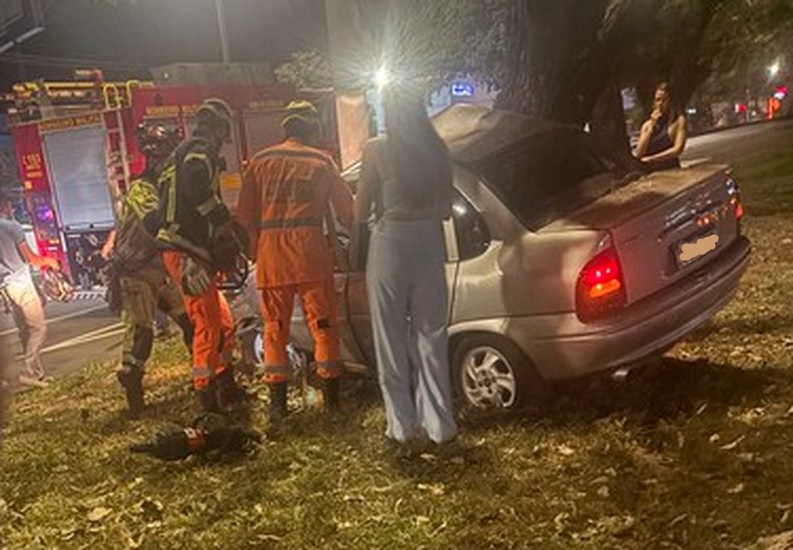 Motorista morre ao perder o controle da direção e bater em árvores na avenida JK, em Patos de Minas