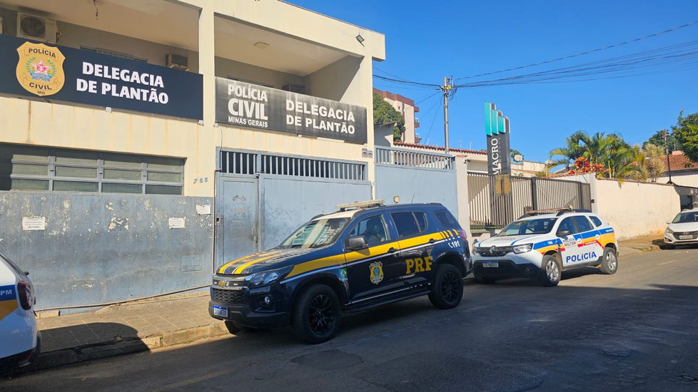 Passageira é presa transportando cocaína escondida em ônibus na BR 365, em Patos de Minas