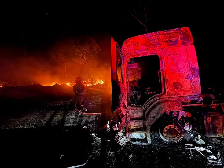 Carreta pega fogo e é destruída pelas chamas na BR 365, em Patos de Minas