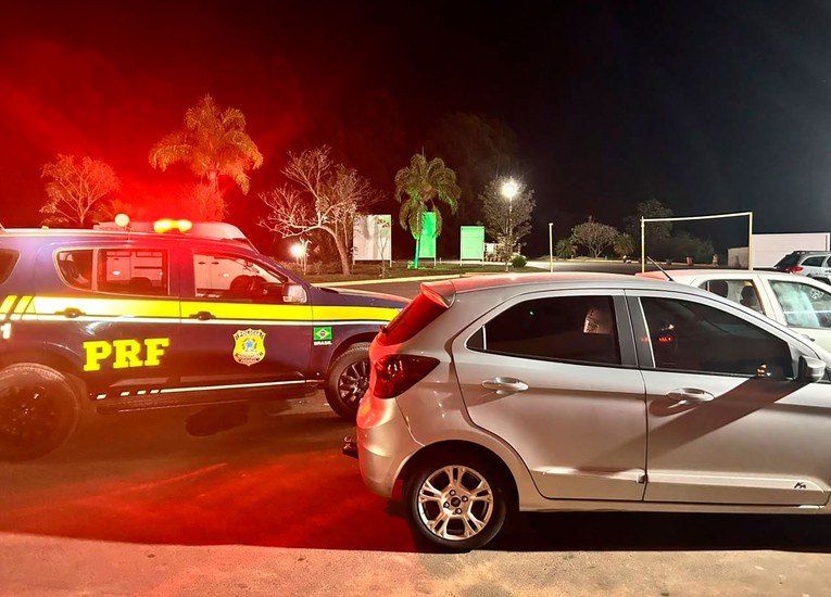 PRF encontra cocaína e crack em carro clonado e prende jovem após perseguição na BR365