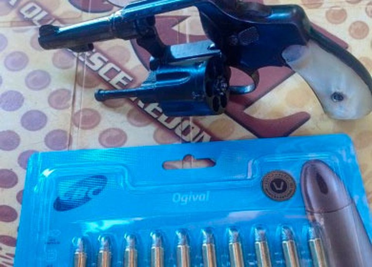 Após denúncia de assassinato de cão, PM prende homem com arma de fogo em fazenda