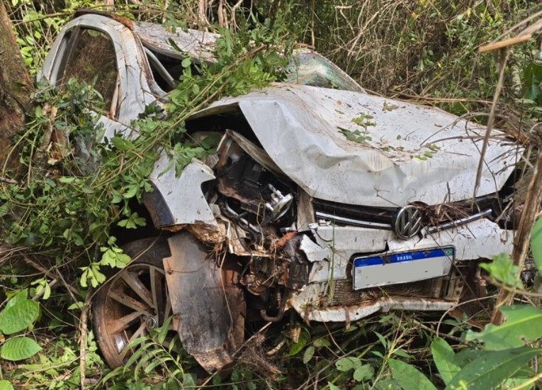Nasceu de novo: veículo desce ribanceira de quase 200 metros na MGC 354 e motorista sobrevive