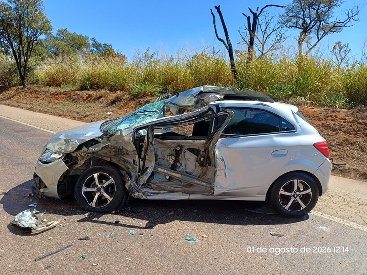 Mulher de 39 anos morre após carro e caminhão baterem de frente na BR262